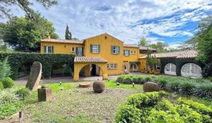 Casa em Porto Alegre, no bairro Pedra Redonda, com 7 dormitório(s), e 7 banheiros, à venda.