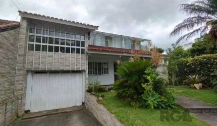 Casa em Porto Alegre, no bairro Ipanema, com 6 dormitório(s), e 6 banheiros, à venda.
