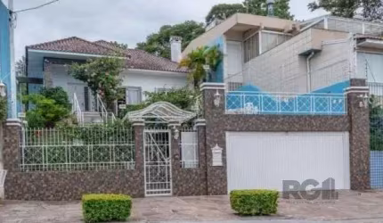 Casa em Porto Alegre, no bairro Vila Assunção, com 3 dormitório(s), e 3 banheiros, à venda.