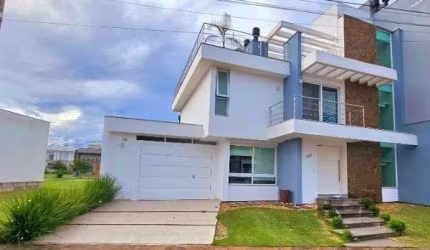 Casa em Porto Alegre, no bairro Hípica, com 3 dormitório(s), e 3 banheiros, à venda.