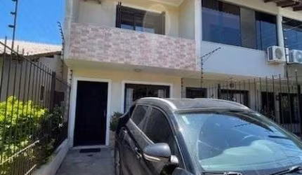 Casa em Porto Alegre, no bairro Hípica, com 3 dormitório(s), e 3 banheiros, à venda.