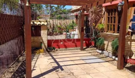 Casa para Venda - 156m², 3 dormitórios, sendo 1 suites, 2 vagas - Guarujá