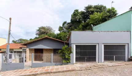 Casa para Venda - 235m², 2 dormitórios, 4 vagas - Cavalhada