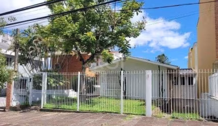 Casa Residencial ou comercial. Com 205 m² de área útil, 3 dormitórios