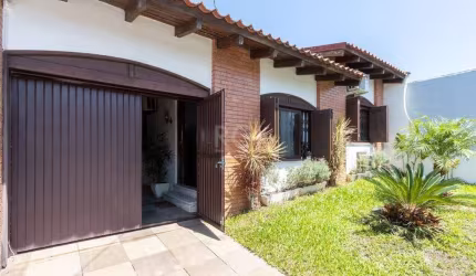 CASA TÉRREA À VENDA, 3 QUARTOS, 1 SUITE, PÁTIO, VAGA PARA 3 CARROS - BAIRRO MEDIANEIRA