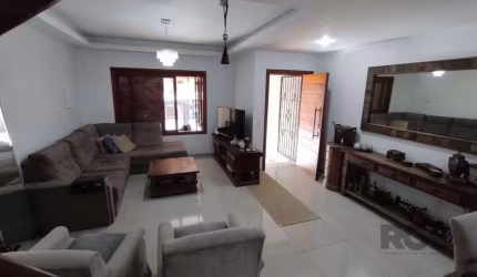 Sobrado 3 suites, pátio com piscina, 3 vagas cobertas - Bairro Tristeza