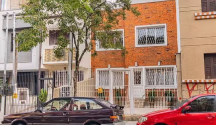 Terreno de 6,60 m X 17,60 m, a casa comercial oferece um amplo espaço