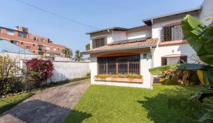 Casa para Venda - 72.6m², 4 dormitórios, sendo 1 suites, 6 vagas - Camaquã