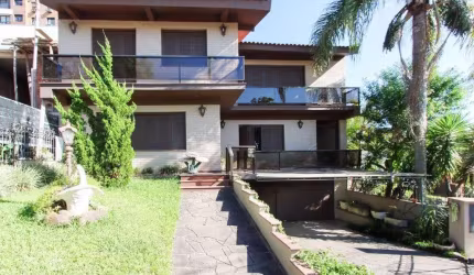 Casa a venda com 03 dormitórios, living 03 ambientes com vista para o Rio.