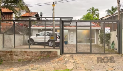 Casa com Sobrado reformado, de dois pisos, com 3 dormitorios sendo duas suítes