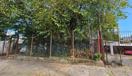 Terreno plano de 426 m², localizado na Rua Padre João Batista Reus,