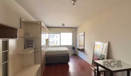 STUDIO MOBILIADO EM FLAT A POUCOS METROS DA ORLA DO GUAÍBA
