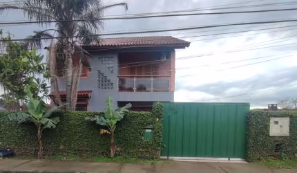 Casa no bairro Hipica - 3 dormitórios