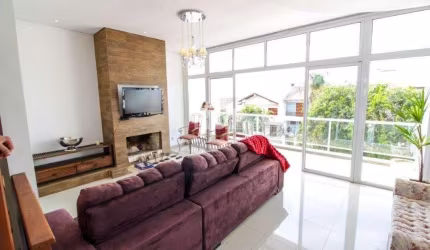 Casa para Venda - 300m², 3 dormitórios, sendo 1 suites, 4 vagas - Teresópolis