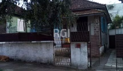 Casa para Venda - 300m², 2 dormitórios, 3 vagas - Teresópolis