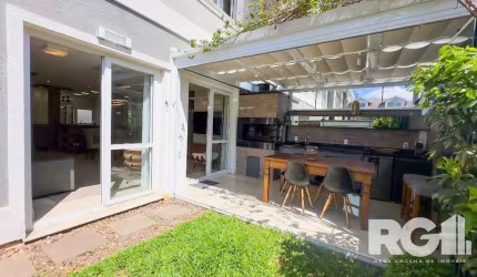 Exclusividade: Luxuosa Casa em Condomínio fechado em Porto Alegre com 4 suítes, 2 vagas, infraestrutura completa localizado 5 min do Iguatemi.