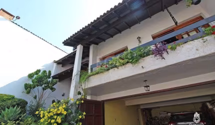 Casa para Venda - 326m², 3 dormitórios, sendo 3 suites, 4 vagas - Glória