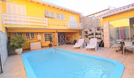 Casa para Venda - 254m², 4 dormitórios, sendo 3 suites, 5 vagas - Espirito Santo
