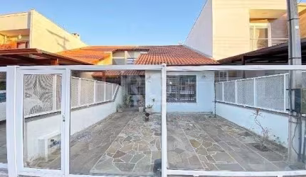 Casa em Porto Alegre, no bairro Aberta Dos Morros, com 3 dormitório(s), e 3 banheiros, à venda.