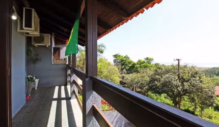 Sobrado 3 dormitórios, 1suíte, área gourmet com churrasqueira, piscina.