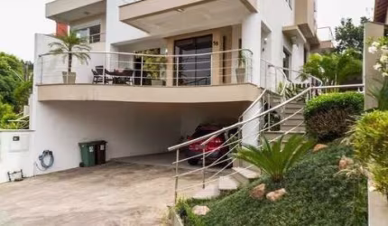 Excelente casa em condomínio com 3 suítes, piscina e 3 vagas de garagem