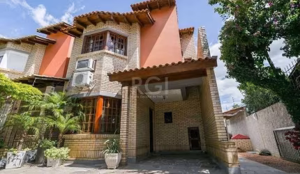 Casa de 147m² - 3 dormitórios, 1 suíte, churrasqueira, pátio com piscina e 3 vagas de garagem no Guarujá