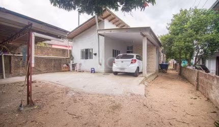 Casa com 3 dormitórios, 2 suítes, amplo pátio e 2 vagas de garagem na Zona Norte