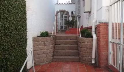 Casa para Venda - 400m², 3 dormitórios, sendo 1 suites, 2 vagas - Glória