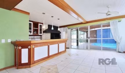 Excelente casa de 324m² com 4 dormitórios e 2 vagas.