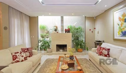 Excelente casa de 330m² com 3 dormitórios, piscina e 3 vagas.