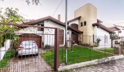 Casa 303m² - 4 dormitórios, 2 vagas no bairro Santo Antônio
