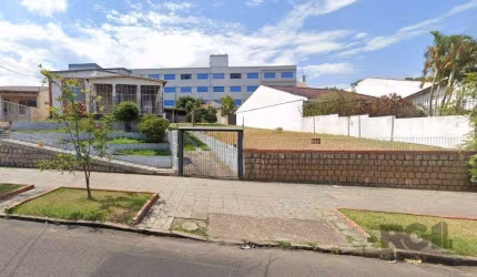 Casa com terreno 26X44, toda gradeada. Próximas as principais ruas do bairro Glória, podendo ser usado para residência ou comercial.