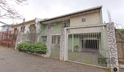 Casa com 5 suítes, 7 banheiros, 4 vagas no bairro Partenon