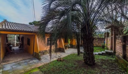 Casa de 3 dormitórios no bairro Lomba do Pinheiro