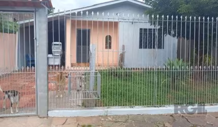 Casa de 2 dormitórios no bairro Rubem Berta