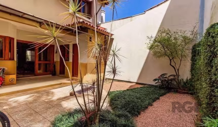 Casa com 3 dormitórios no bairro Ipanema