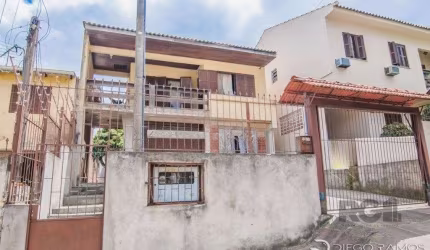 Casa de 4 dormitórios no bairro Glória