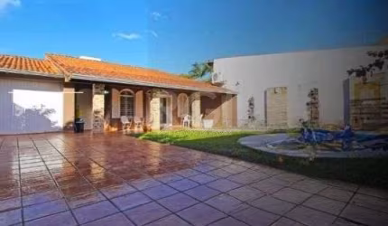 Casa para Venda - 374m², 4 dormitórios, sendo 1 suites, 3 vagas - Guarujá