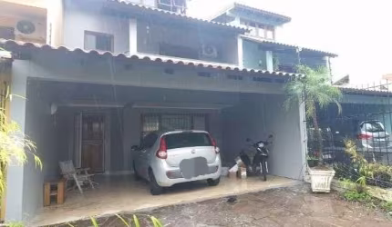 Casa em Porto Alegre, no bairro Ipanema, com 3 dormitório(s), e 3 banheiros, à venda.