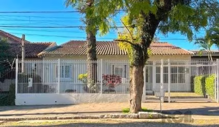 Casa em Porto Alegre, no bairro Nonoai, com 4 dormitório(s), à venda.