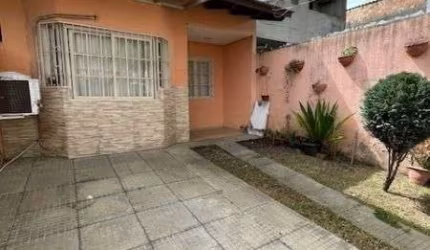 Casa em Porto Alegre, no bairro Hípica, com 2 dormitório(s), e 2 banheiros, à venda.