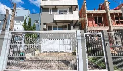 Casa em Porto Alegre, no bairro Hípica, com 3 dormitório(s), e 3 banheiros, à venda.