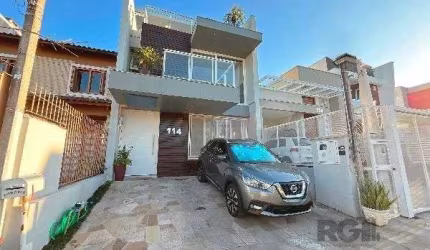 Casa em Porto Alegre, no bairro Hípica, com 3 dormitório(s), e 3 banheiros, à venda.