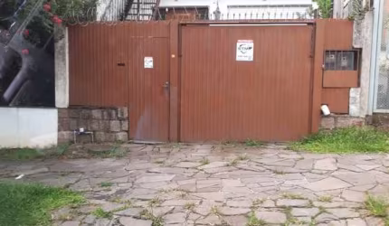 Sobrado no Menino Deus com 3D, garagem para 2 carros e piscina.