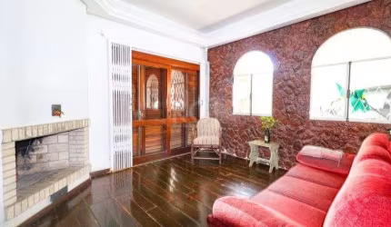 Venda Padrão - Porto Alegre - Casa com 5 dormitórios, suíte, piscina, lareira, churrasqueira, na Campos Elíseos no bairro Glória