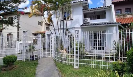Casa em Porto Alegre, no bairro Ipanema, com 3 dormitório(s), e 3 banheiros, à venda.