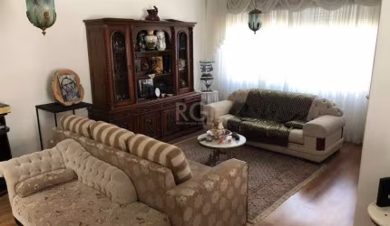 Casa para Venda com 3 dormitórios, sendo 1 suites e 3 vagas no bairro Guarujá