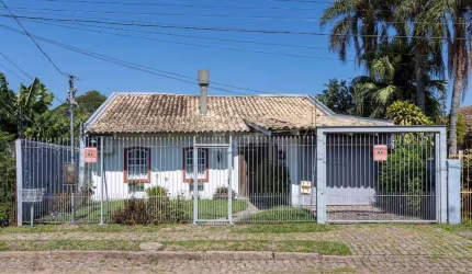 Casa para Venda - 244m², 3 dormitórios, sendo 1 suites, 2 vagas - Guarujá