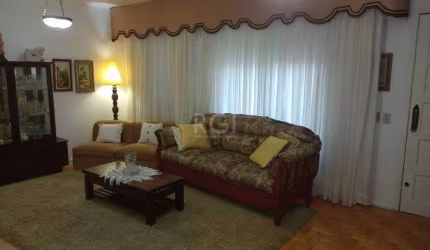 Casa para Venda - 220m², 3 dormitórios, sendo 1 suites, 1 vaga - Camaquã