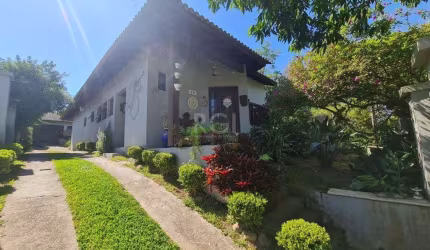 Casa em lindo terreno alto ao nível da rua medindo 10 × 32 onde consta uma residência térrea com 136m2 de área privativa,